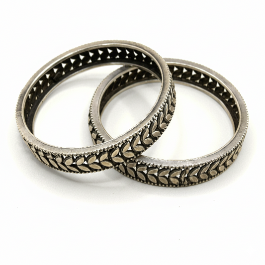 Vanya Leaf Oxidised Silver Bangles